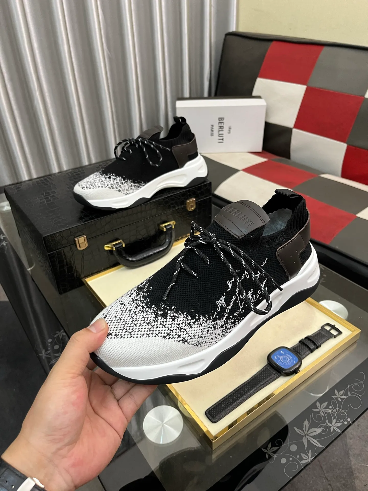 Men's Men's Shoes 💰400⌚️⌚️Berlut* France's top men's shoes, Berluti brand broke the rules in its first show and launched a new Edge shoe last. This model is hand-crafted with exquisite and fashionable fly-woven cowhide, a water-dyed cowhide lining, and an original color-blocked lightweight and wear-resistant rubber sole. This bold improvement of the iconic shoe last is of great significance to the creative work of its unique shape and edge width. On Alessandro shoes, this sharp-edged silhouette is made more see-through through Kris' bold and professional new Cloudy dyeing, making it classic and fashionable! Size: 38-46